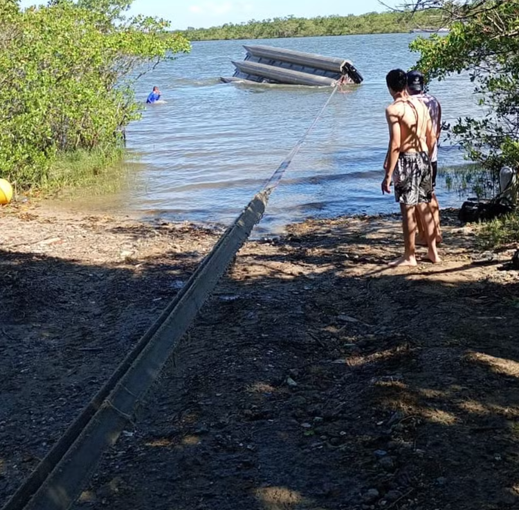 Bebê de oito meses morre afogada após catamarã virar.