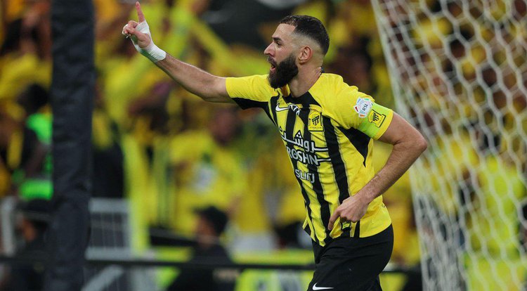 Benzema comemora gol no Campeonato Saudita.
