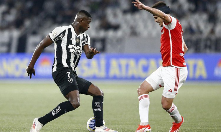 Botafogo e Internacional, brasileiro.