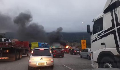 Briga de torcidas interditou trânsito em Mairiporã, Grande São Paulo (Foto: Reprodução / Redes sociais) Briga de torcidas interditou trânsito em Mairiporã, Grande São Paulo (Foto: Reprodução / Redes sociais)