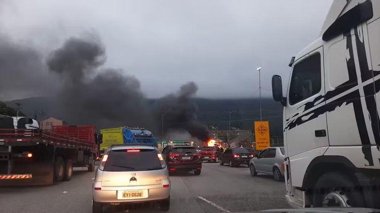 Briga de torcidas interditou trânsito em Mairiporã, Grande São Paulo