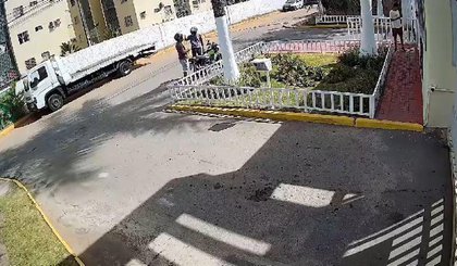 Câmera de segurança flagrou desentendimento que resultou na morte de motociclista (Foto: Reprodução) Câmera de segurança flagrou desentendimento que resultou na morte de motociclista (Foto: Reprodução)