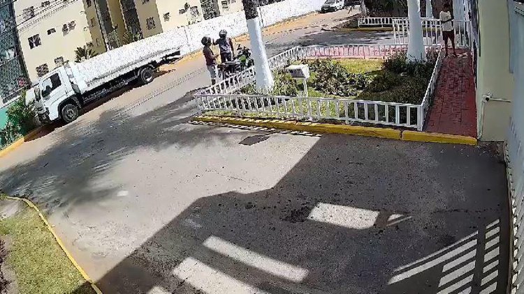 Câmera de segurança flagrou desentendimento que resultou na morte de motociclista