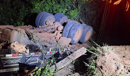 Caminhão carregado com mandioca cai de ponte em SP. (Foto: Divulgação/Defesa Civil) Caminhão carregado com mandioca cai de ponte em SP. (Foto: Divulgação/Defesa Civil)