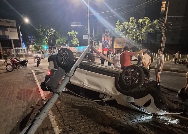 Carro atinge semáforo e capota; motorista autuado por dirigir alcoolizado.