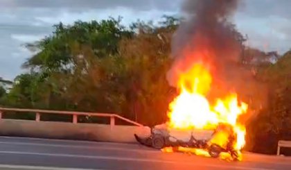 Carro colide com mureta e pega fogo, deixando vítimas feridas em Teresina (Foto: Reprodução)