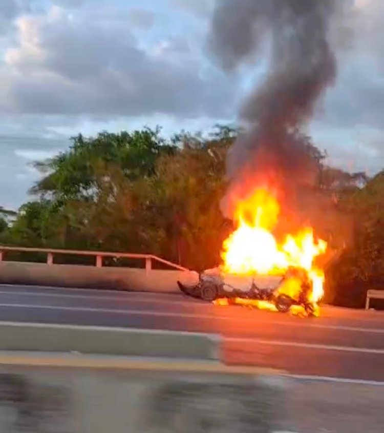 Carro colide com mureta e pega fogo, deixando vítimas feridas em Teresina