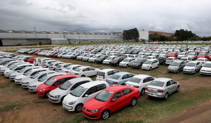 Carros novos estacionados em fábrica da Volkswagen em Taubaté. (Foto: Paulo Whitaker / Reuters) Carros novos estacionados em fábrica da Volkswagen em Taubaté. (Foto: Paulo Whitaker / Reuters)