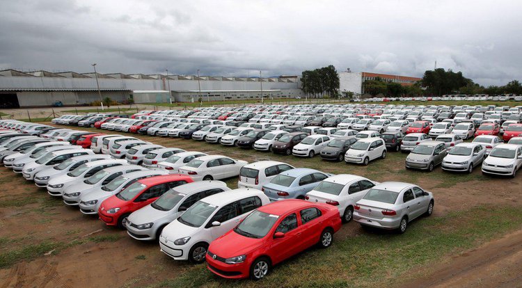 Carros novos estacionados em fábrica da Volkswagen em Taubaté.