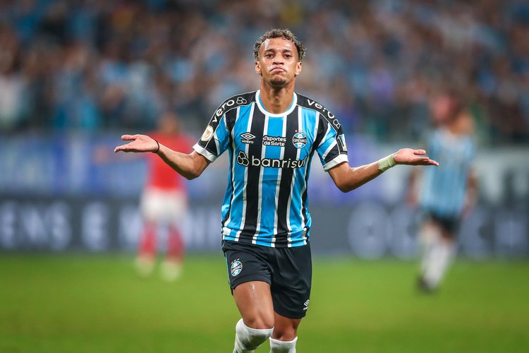 Cascavel cobrou o Grêmio nas redes sociais por conta de uma dívida.