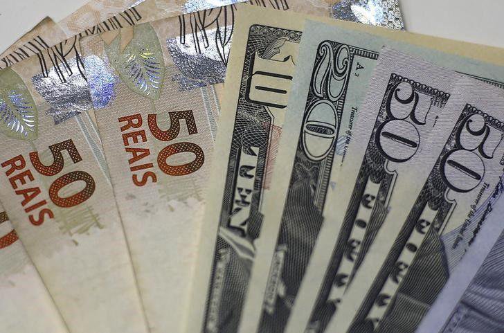 Cédulas de dólares e reais