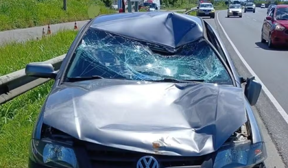 Ciclista morre após colidir com carro e ser arremessado por oito metros. (Foto: Reprodução/CCI Artesp)