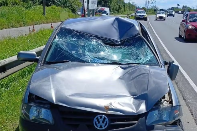 Ciclista morre após colidir com carro e ser arremessado por oito metros.