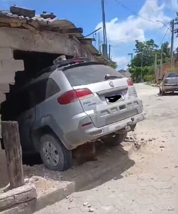 Condutora do veículo não tem CNH e foi presa.