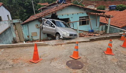 Condutora perdeu controle do veículo e não conseguiu frear antes de atingir residência. (Foto: Divulgação/Polícia Militar) Condutora perdeu controle do veículo e não conseguiu frear antes de atingir residência. (Foto: Divulgação/Polícia Militar)