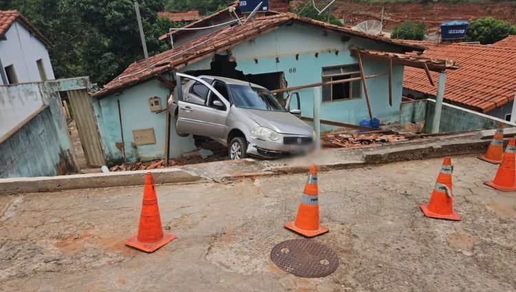 Condutora perdeu controle do veículo e não conseguiu frear antes de atingir residência.