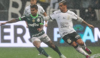 Dudu e Fagner disputam a bola no primeiro clássico entre Palmeiras e Corinthians de 2023. (Foto: Cesar Greco/Palmeiras) Dudu e Fagner disputam a bola no primeiro clássico entre Palmeiras e Corinthians de 2023. (Foto: Cesar Greco/Palmeiras)