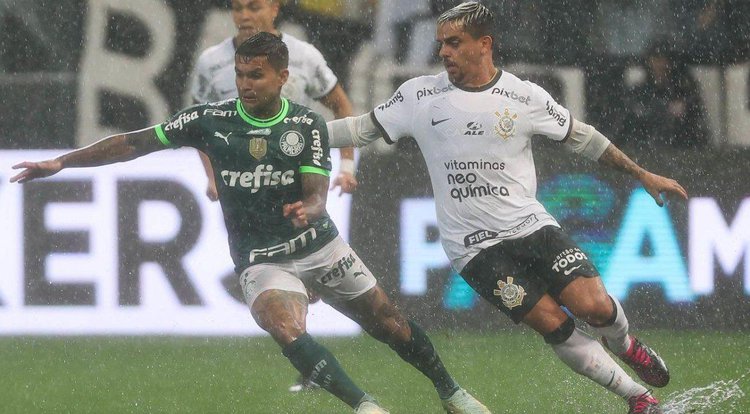 Dudu e Fagner disputam a bola no primeiro clássico entre Palmeiras e Corinthians de 2023.