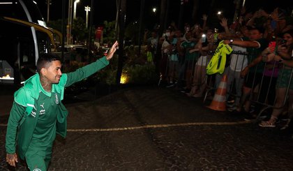 Dudu em desembarque da delegação do Palmeiras (Foto: Cesar Greco) Dudu em desembarque da delegação do Palmeiras (Foto: Cesar Greco)