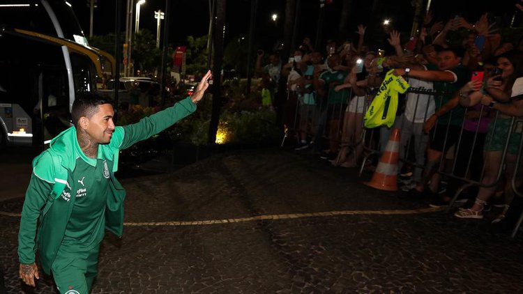 Dudu em desembarque da delegação do Palmeiras