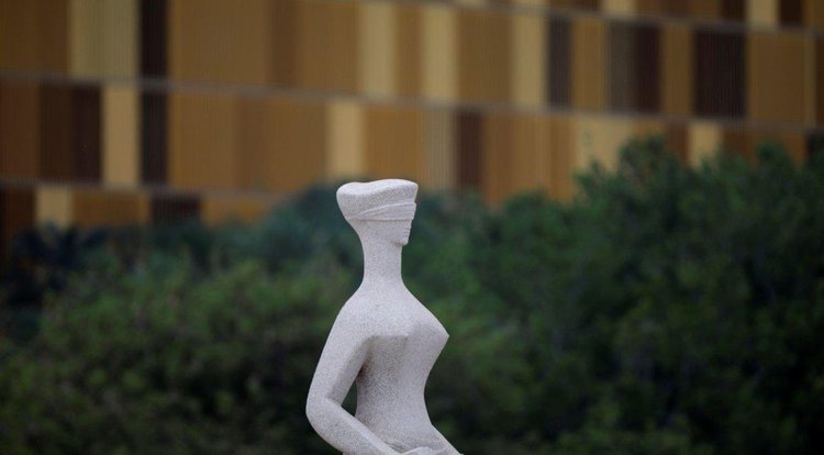 Estátua da Justiça em frente ao prédio do STF, em Brasília.