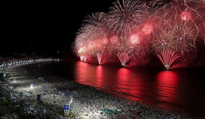 Festa de Réveillon na praia de Copacabana (Foto: REUTERS/Ricardo Moraes) Festa de Réveillon na praia de Copacabana (Foto: REUTERS/Ricardo Moraes)
