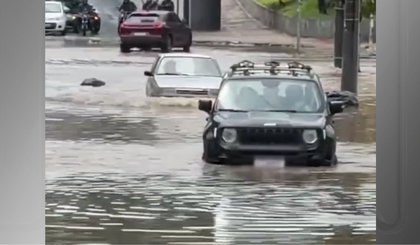 Fiat Uno supera alagamento e deixa Renegade para trás em Sorocaba (Foto: Reprodução / Instagram @sorocabanices)