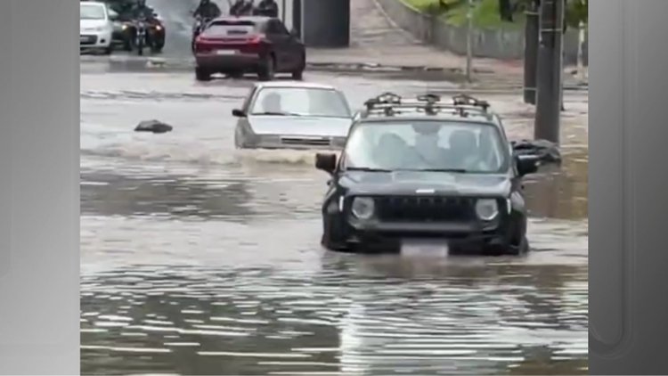 Fiat Uno supera alagamento e deixa Renegade para trás em Sorocaba