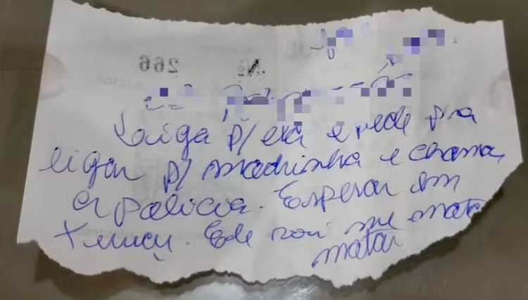 Frentista acionou a polícia após receber bilhete com pedido de socorro.