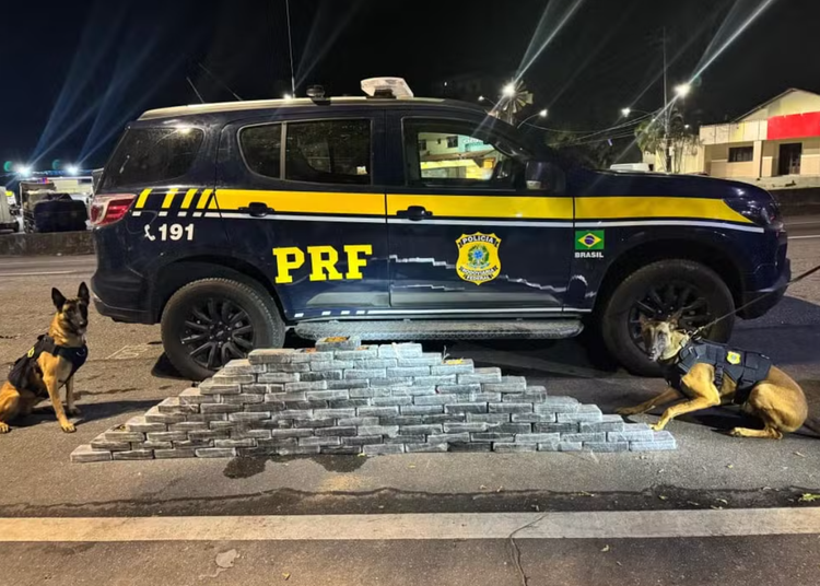 Funcionários de escolta armada foram presos em flagrante por tráfico de drogas.