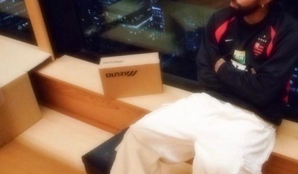 Gabigol com a camisa do Flamengo no Japão (Foto: Reprodução)