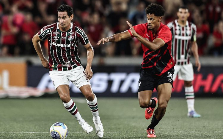 Ganso em ação na partida dom Fluminense contra o Athletico-PR