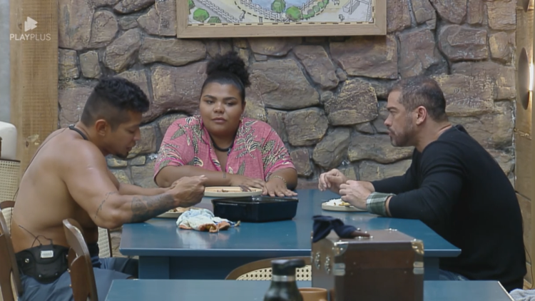 Gilsão, Flora e Sidney conversam na cozinha
