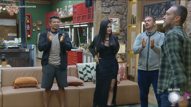 Gilsão, Vanessa, Sidney e Juninho aplaudem