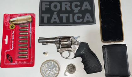 Homem é preso em Picos com arma, munições e drogas. (Foto: Pq/pi)