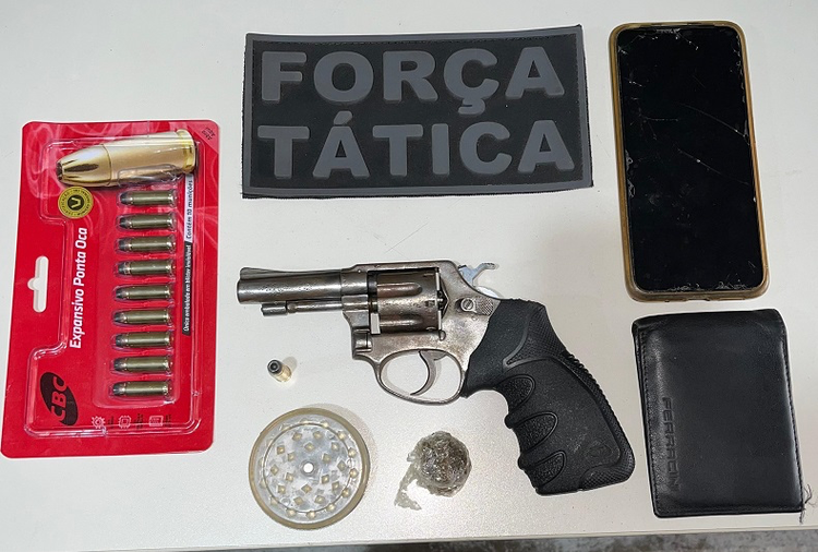 Homem é preso em Picos com arma, munições e drogas.