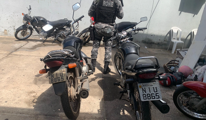 Homem é preso em posse de motocicleta com placa clonada na zona Leste de Teresina (Foto: Divulgação/RONE) Homem é preso em posse de motocicleta com placa clonada na zona Leste de Teresina (Foto: Divulgação/RONE)