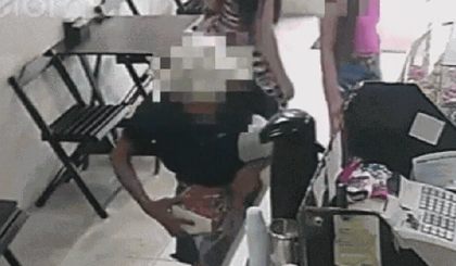 Idosa furta caixinha de funcionários que tinha cerca de R$ 300. (Foto: Reprodução) Idosa furta caixinha de funcionários que tinha cerca de R$ 300. (Foto: Reprodução)