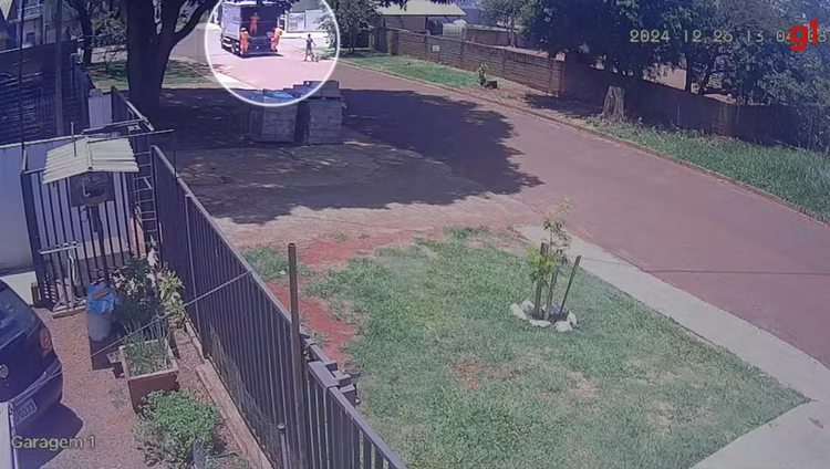 Idosa morre após ser atropelada por caminhão de coleta de recicláveis.