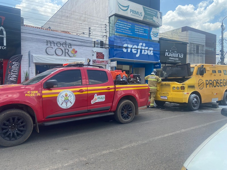 Incêndio em carro-forte causa tumulto e mobiliza equipes de emergência.
