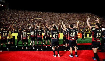 Jogadores do Sport comemoram com a torcida na Ilha do Retiro (Foto: Paulo Paiva / Sport Recife) Jogadores do Sport comemoram com a torcida na Ilha do Retiro (Foto: Paulo Paiva / Sport Recife)