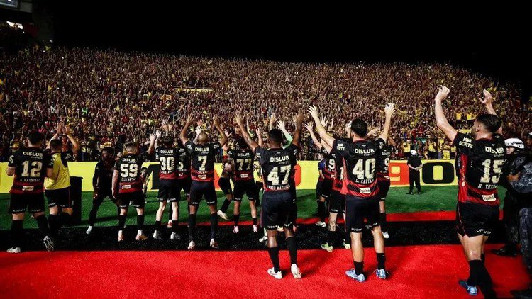 Jogadores do Sport comemoram com a torcida na Ilha do Retiro