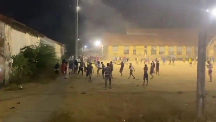 Jovens brincam com armas de gel em Olinda, na região metropolitana do Recife.