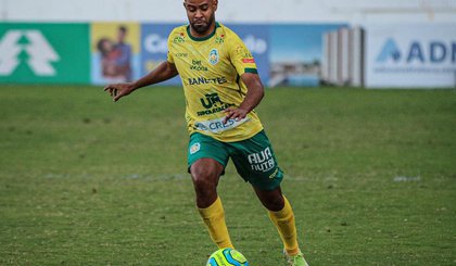 Lateral-esquerdo Ian Rodrigues, reforço do Santa Cruz (Foto: Thiago Félix) Lateral-esquerdo Ian Rodrigues, reforço do Santa Cruz (Foto: Thiago Félix)