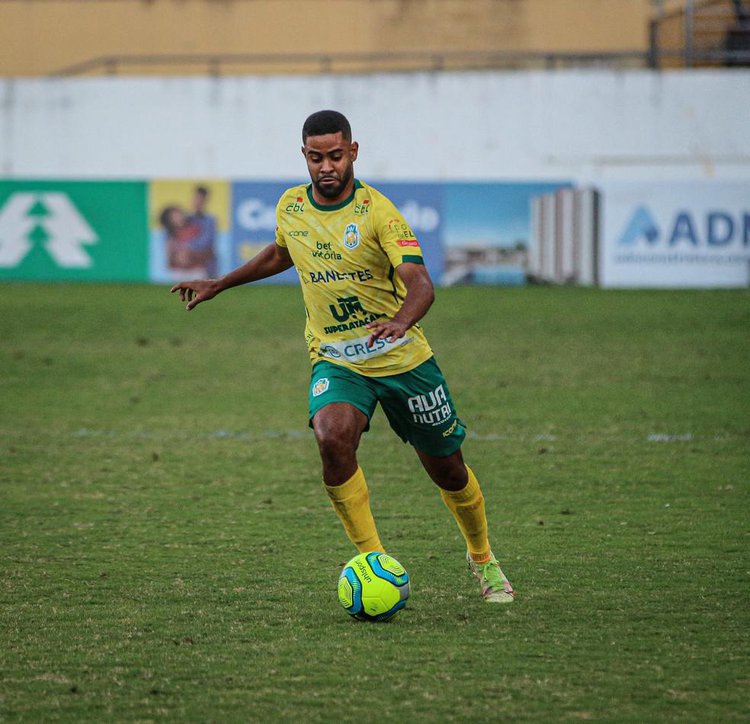 Lateral-esquerdo Ian Rodrigues, reforço do Santa Cruz