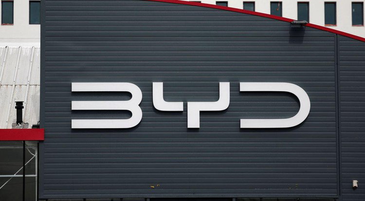 Logo da BYD em Reze, perto de Nantes, na França.