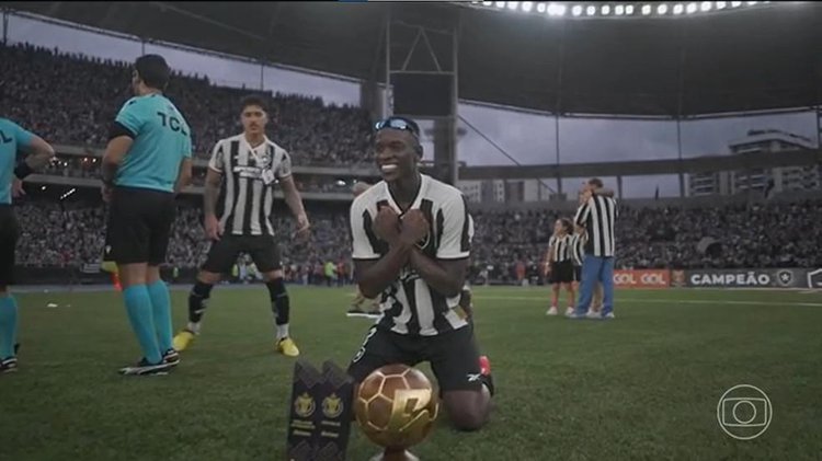 Luiz Henrique é campeão do Brasileirão pelo Botafogo