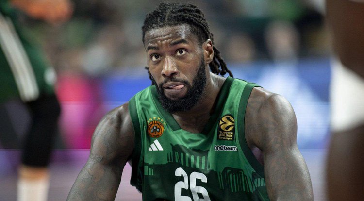 Mathias Lessort em partida de basquete do Panathinaikos