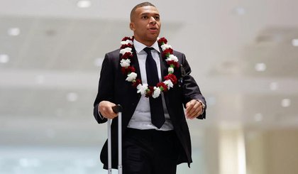 Mbappé na chegada do Real Madrid ao Catar (Foto: Divulgação/Real Madrid) Mbappé na chegada do Real Madrid ao Catar (Foto: Divulgação/Real Madrid)