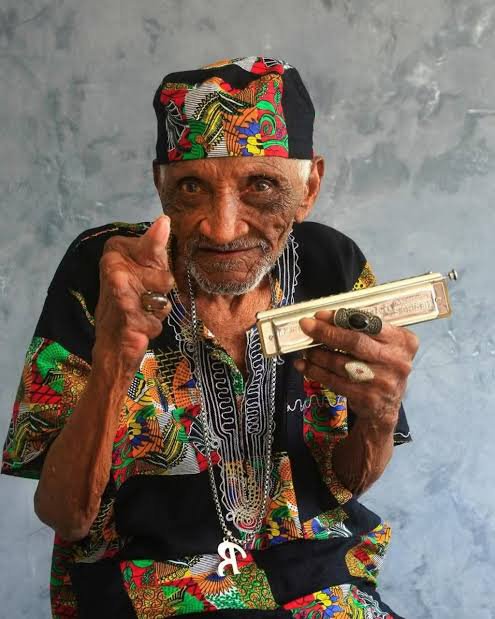 Mestre Laurentino, ícone da música paraense, morre aos 98 anos em Belém.
